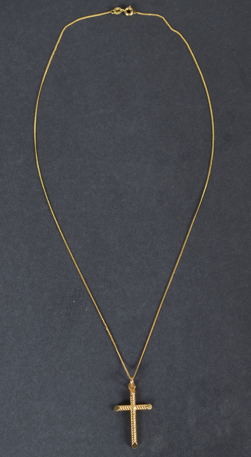 Gargantilha de ouro 18k. com pendente na forma de crucifixo. - foto 2 de 5