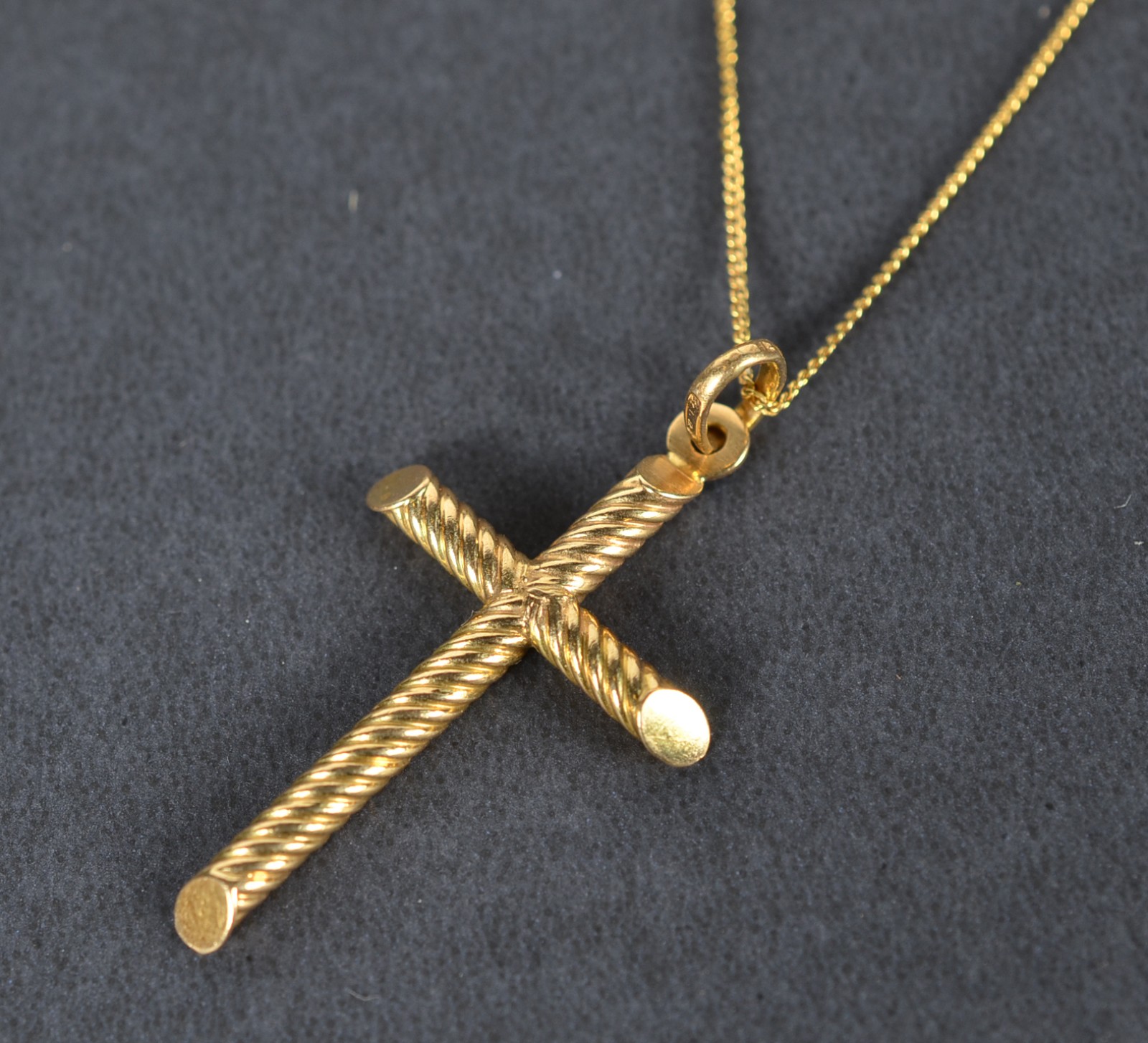 Gargantilha de ouro 18k. com pendente na forma de crucifixo. - foto 3 de 5