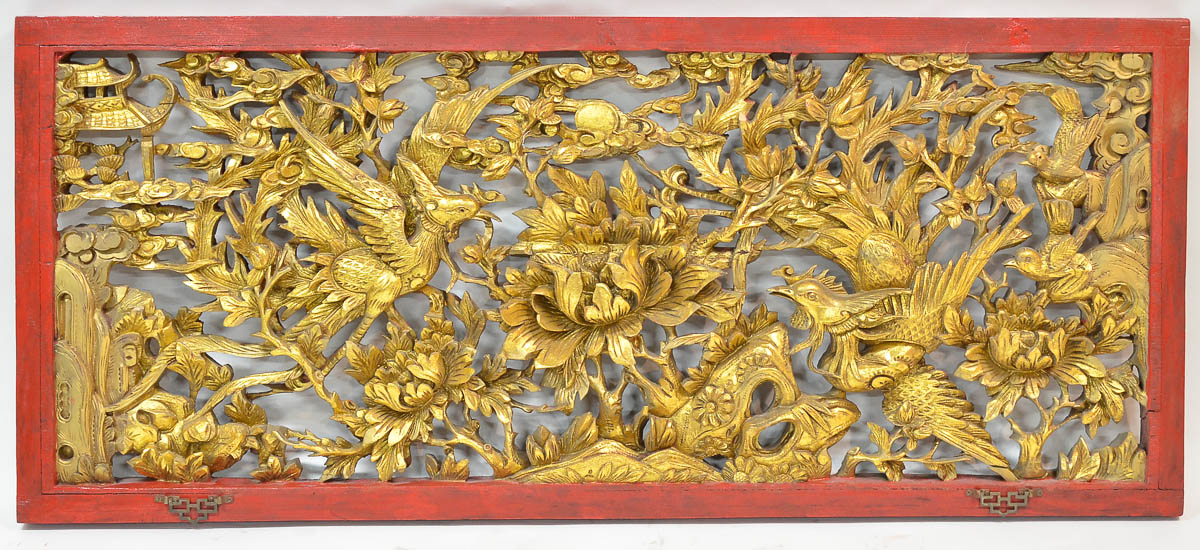 Placa oriental ricamente entalhada com aves do paraiso em dourado, c/...