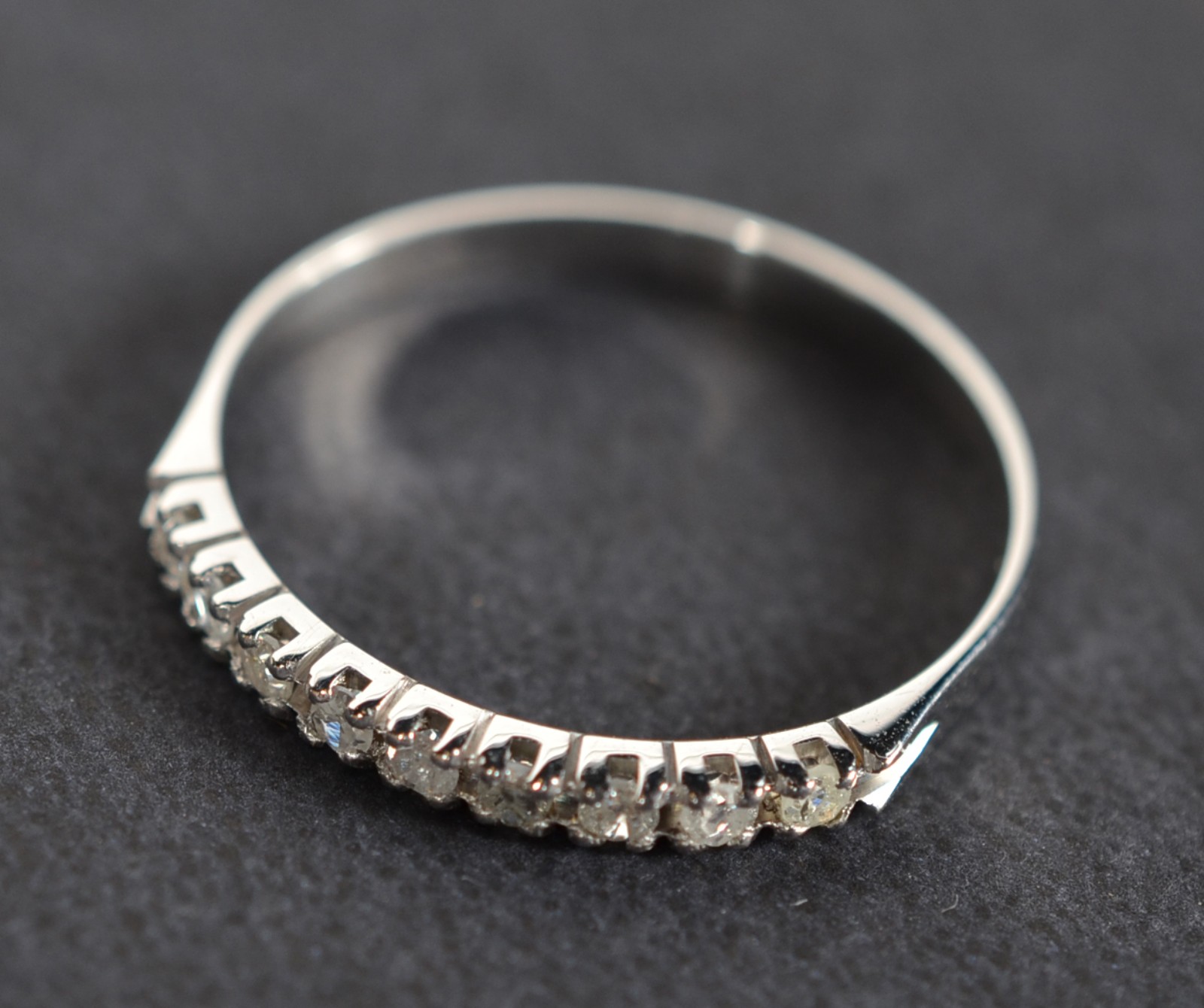 Meia aliança com 10 brilhantes de 0,02 ct, total 0,20 ct, aro 14... - foto 1 de 4