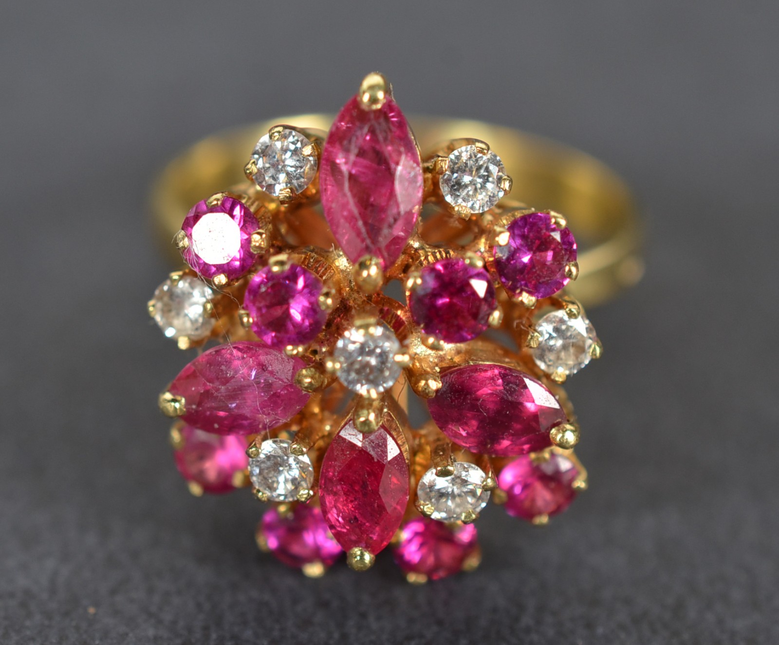 Anel de ouro 18k., contraste 750 cravejado com 7 brilhantes e... - foto 1 de 5