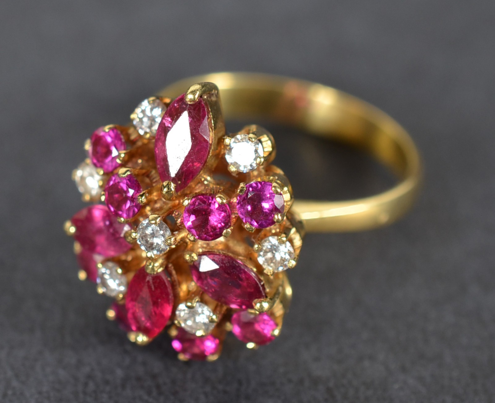 Anel de ouro 18k., contraste 750 cravejado com 7 brilhantes e... - foto 2 de 5