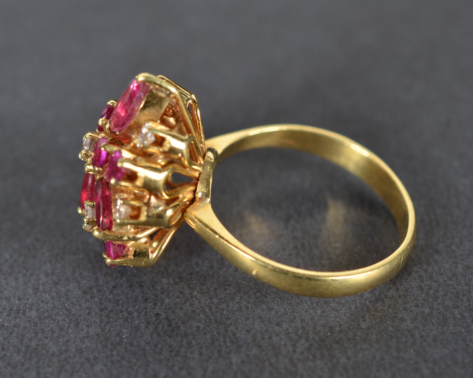 Anel de ouro 18k., contraste 750 cravejado com 7 brilhantes e... - foto 3 de 5