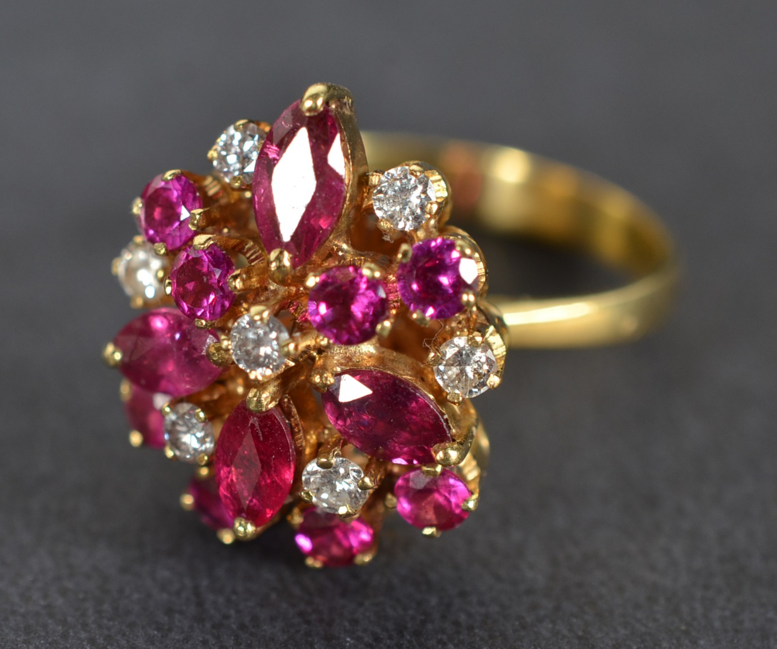 Anel de ouro 18k., contraste 750 cravejado com 7 brilhantes e... - foto 4 de 5