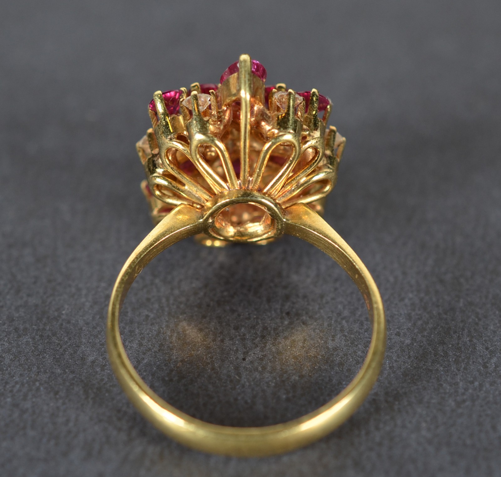Anel de ouro 18k., contraste 750 cravejado com 7 brilhantes e... - foto 5 de 5