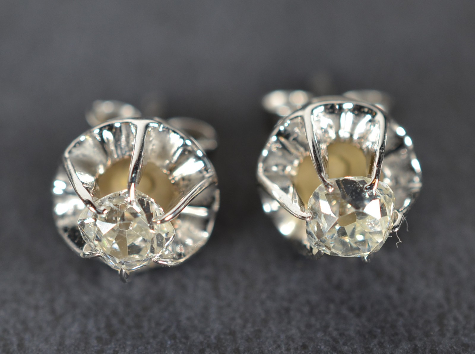 Par de brincos de ouro branco com 2 brilhantes de 0,20 ct cada, total... - foto 1 de 5