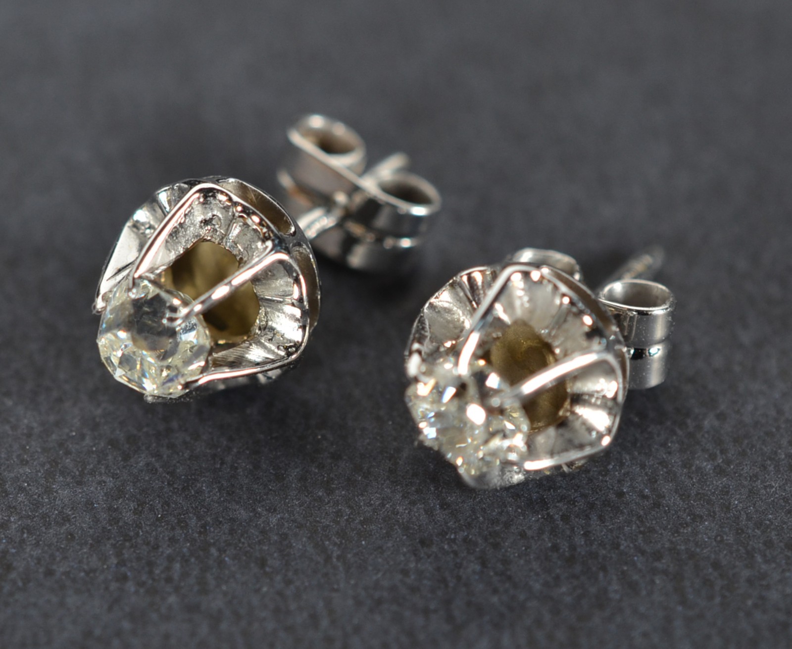 Par de brincos de ouro branco com 2 brilhantes de 0,20 ct cada, total... - foto 2 de 5