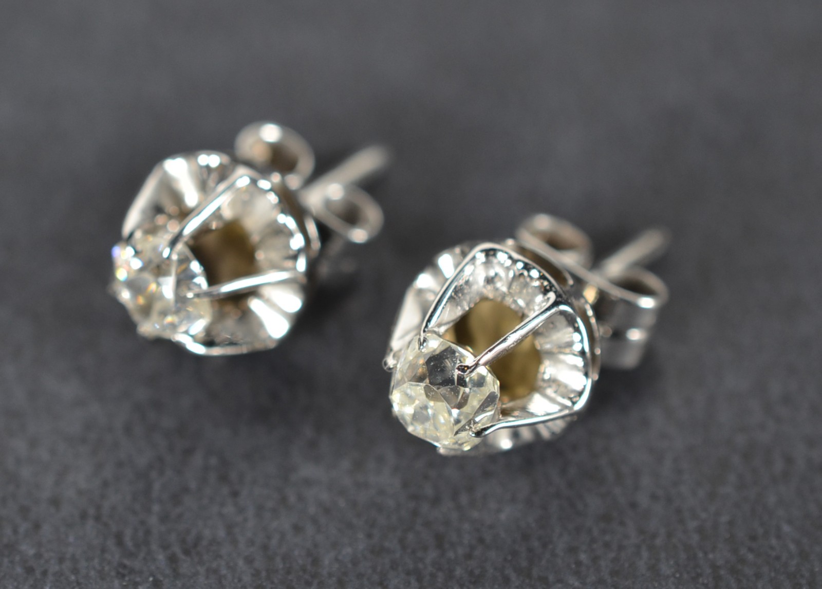 Par de brincos de ouro branco com 2 brilhantes de 0,20 ct cada, total... - foto 4 de 5