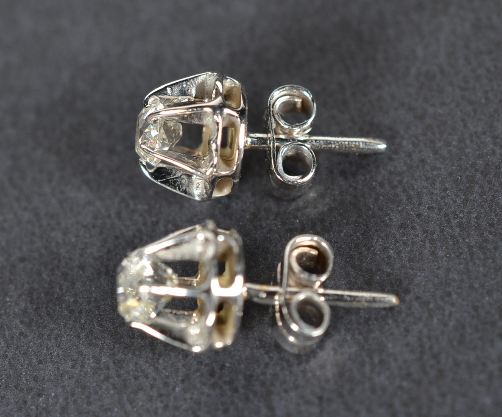 Par de brincos de ouro branco com 2 brilhantes de 0,20 ct cada, total... - foto 5 de 5