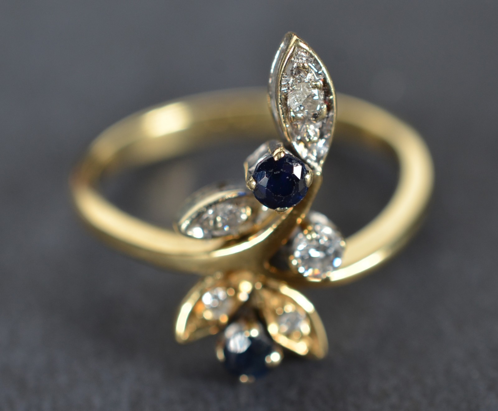 Anel de ouro 18k.,contraste 750, modelo com 5 brilhantes e 2 safiras... - foto 3 de 6