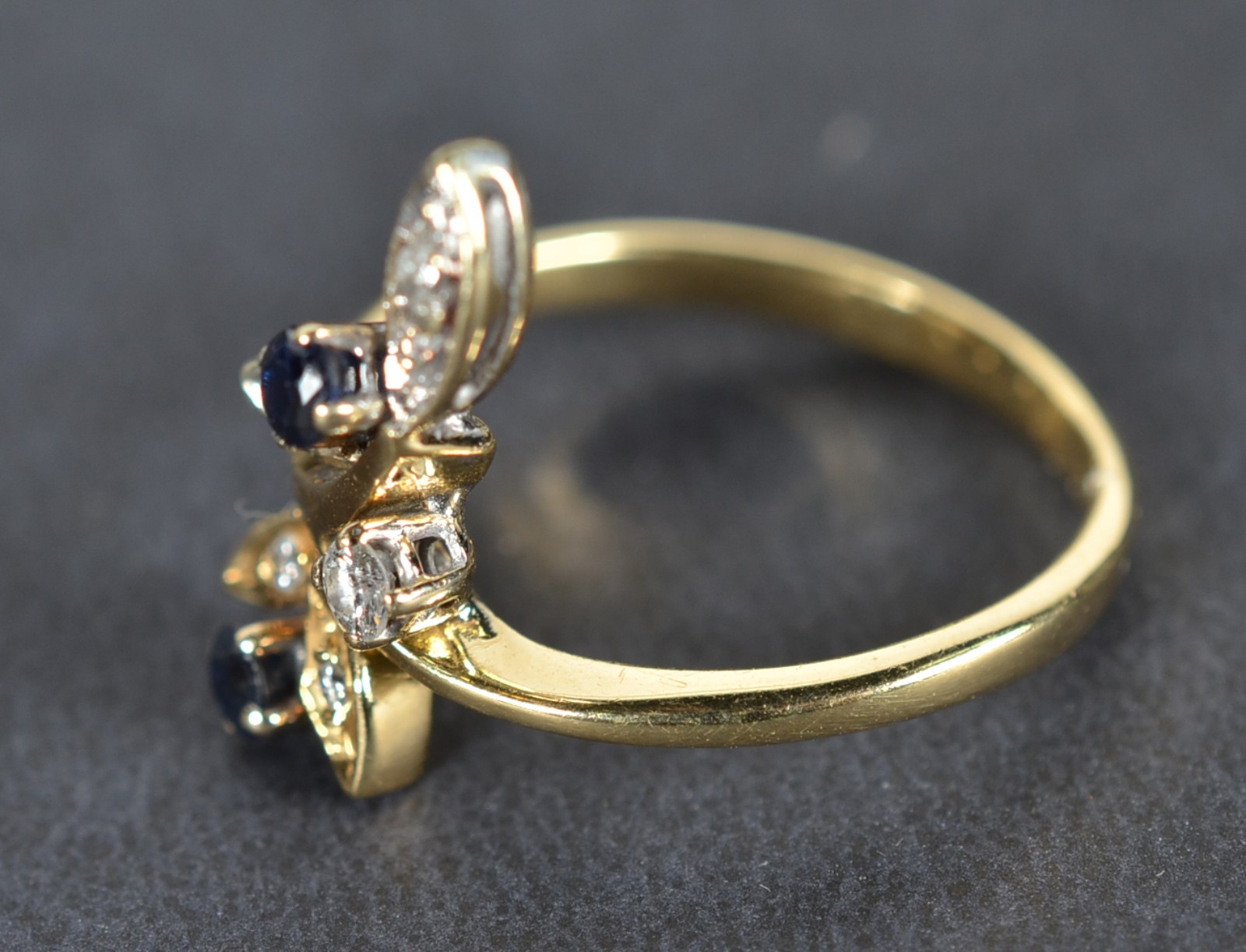 Anel de ouro 18k.,contraste 750, modelo com 5 brilhantes e 2 safiras... - foto 2 de 6