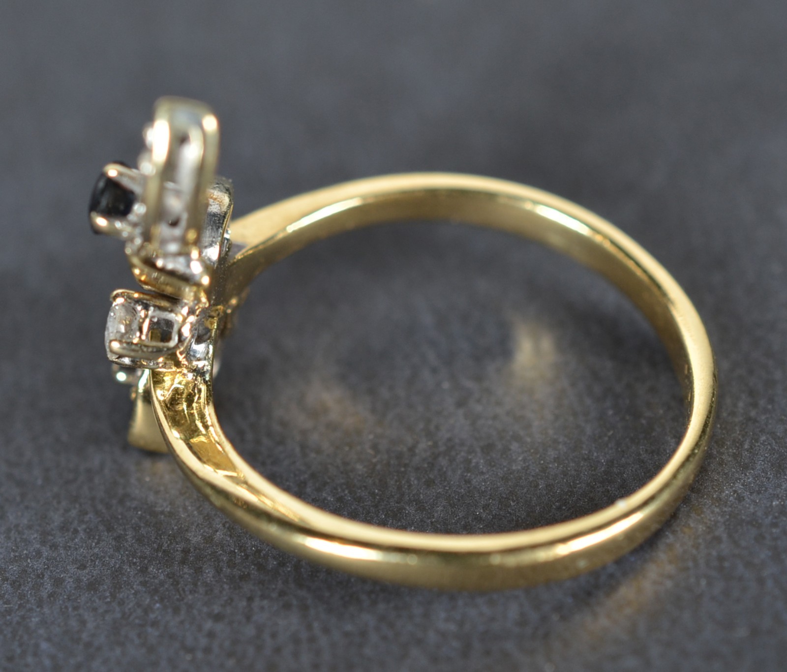 Anel de ouro 18k.,contraste 750, modelo com 5 brilhantes e 2 safiras... - foto 4 de 6