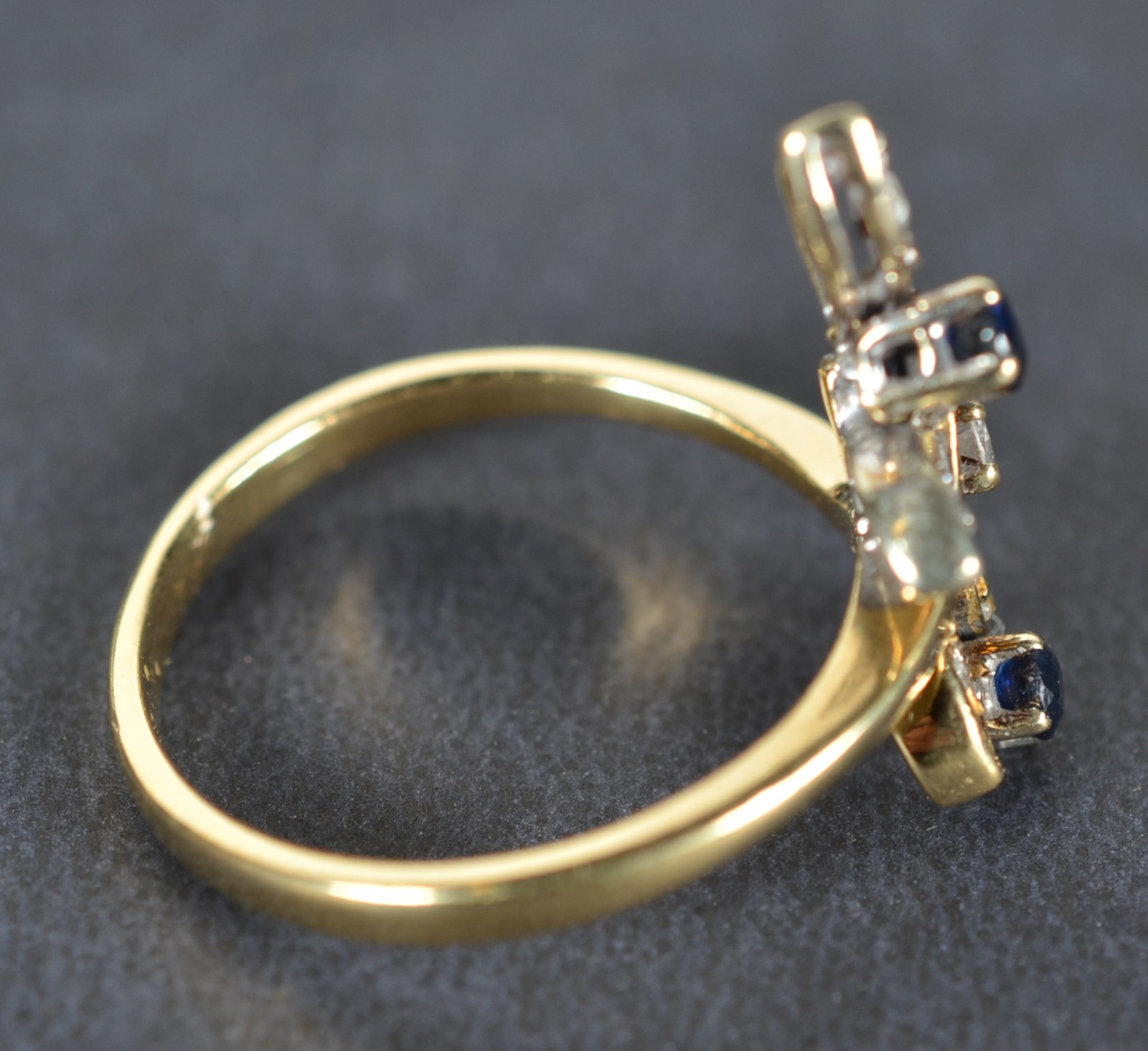 Anel de ouro 18k.,contraste 750, modelo com 5 brilhantes e 2 safiras... - foto 5 de 6