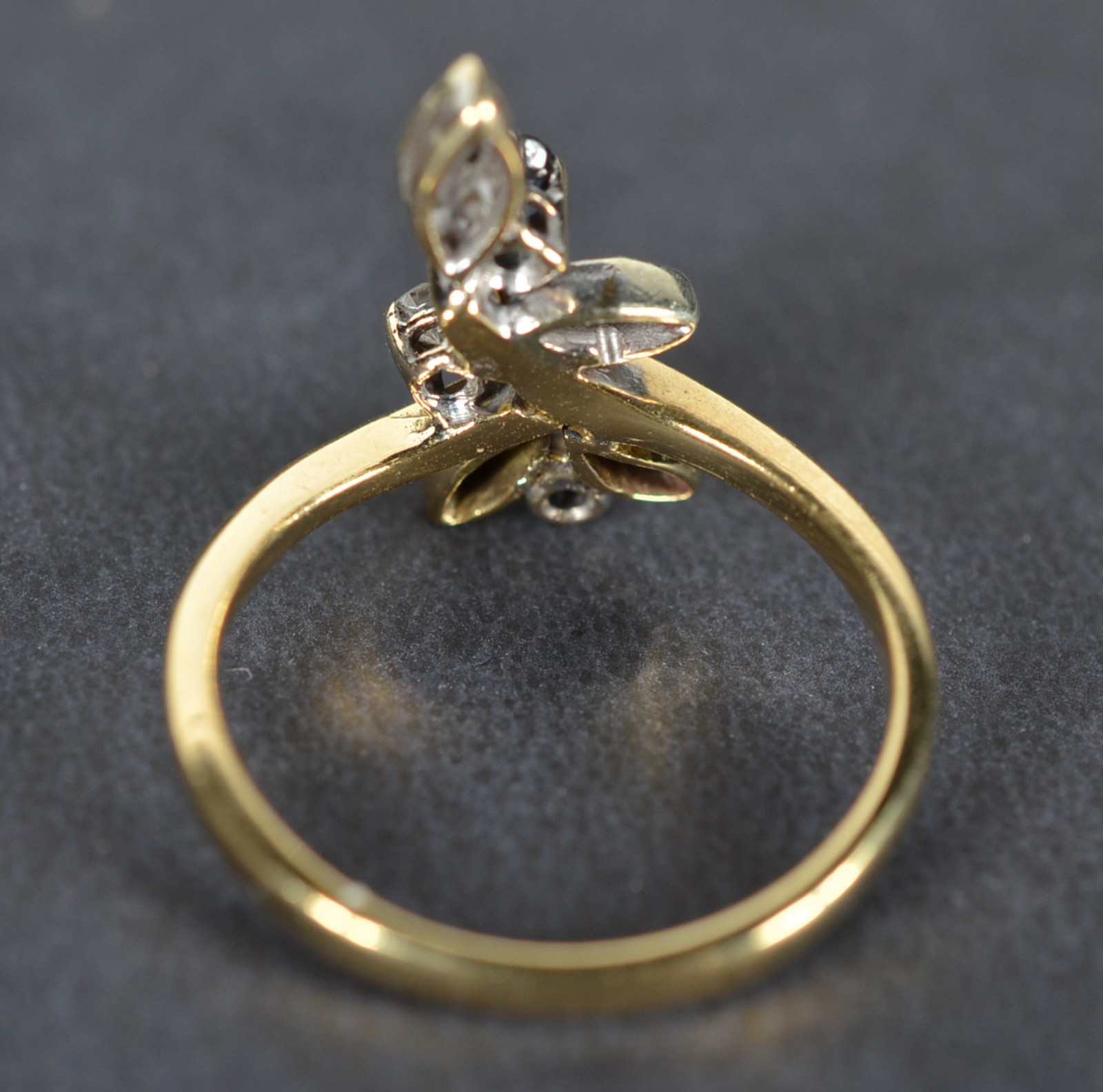 Anel de ouro 18k.,contraste 750, modelo com 5 brilhantes e 2 safiras... - foto 6 de 6
