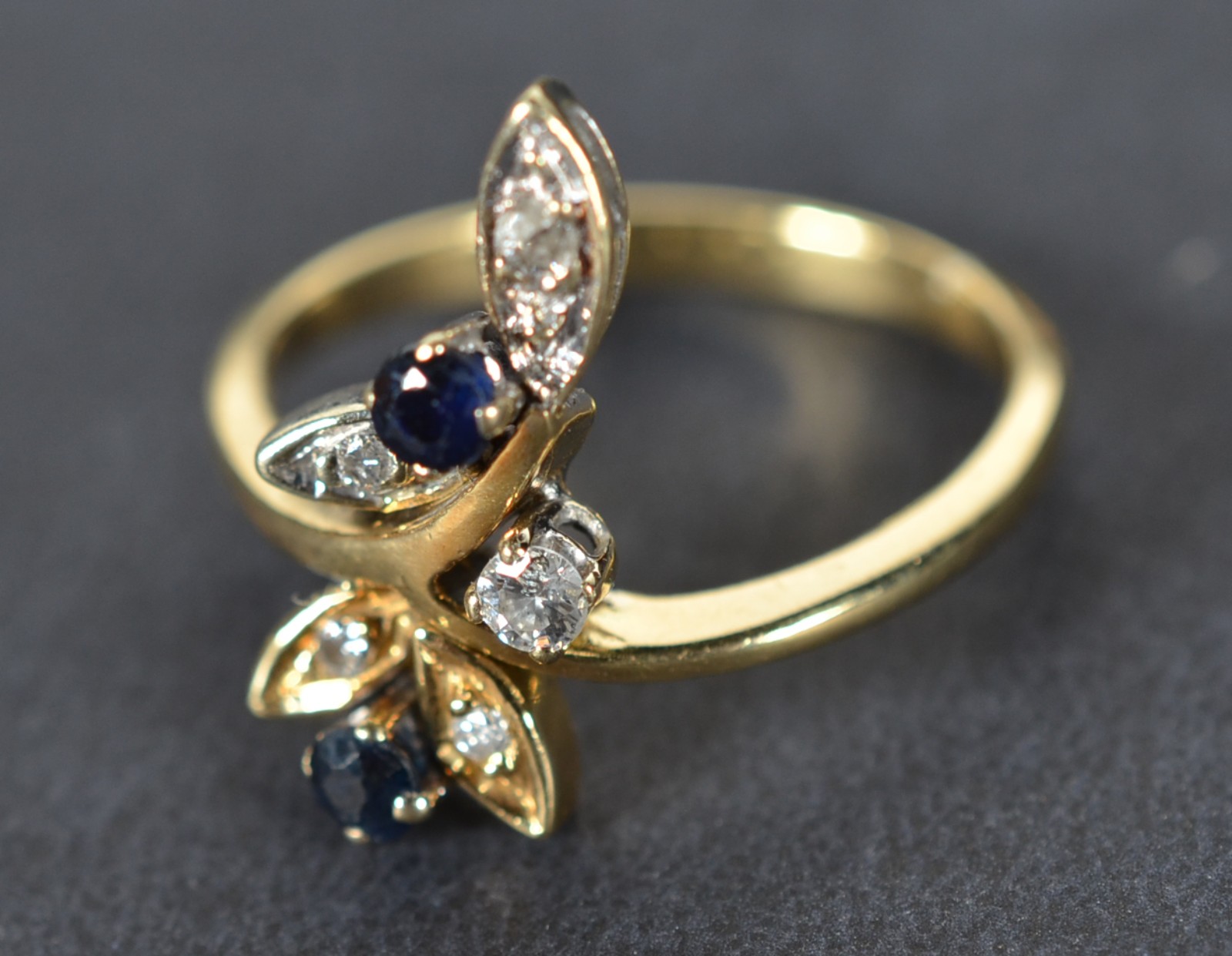 Anel de ouro 18k.,contraste 750, modelo com 5 brilhantes e 2 safiras... - foto 1 de 6