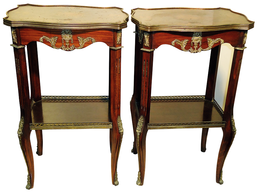 Par de mesinhas laterais estilo frances, med.47 x 34 alt. 76 cm.