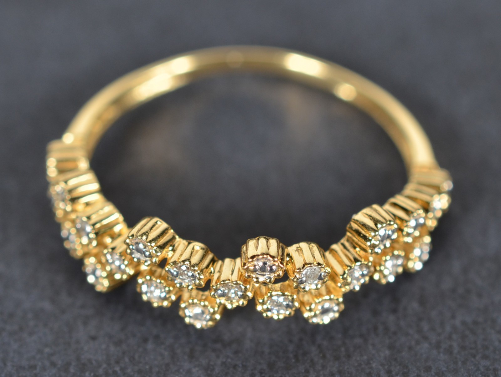 Anel de ouro 18k., contraste 750, na forma de roseira cravejada de... - foto 1 de 5