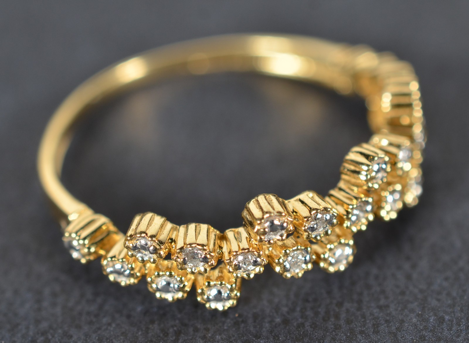 Anel de ouro 18k., contraste 750, na forma de roseira cravejada de... - foto 2 de 5