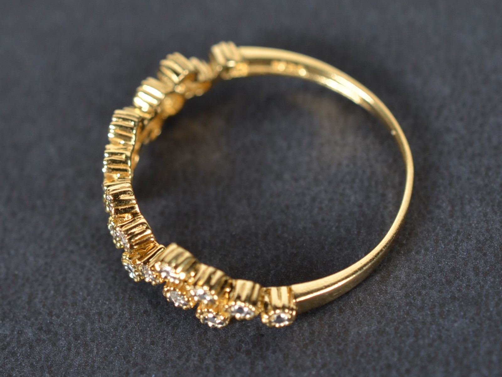 Anel de ouro 18k., contraste 750, na forma de roseira cravejada de... - foto 3 de 5