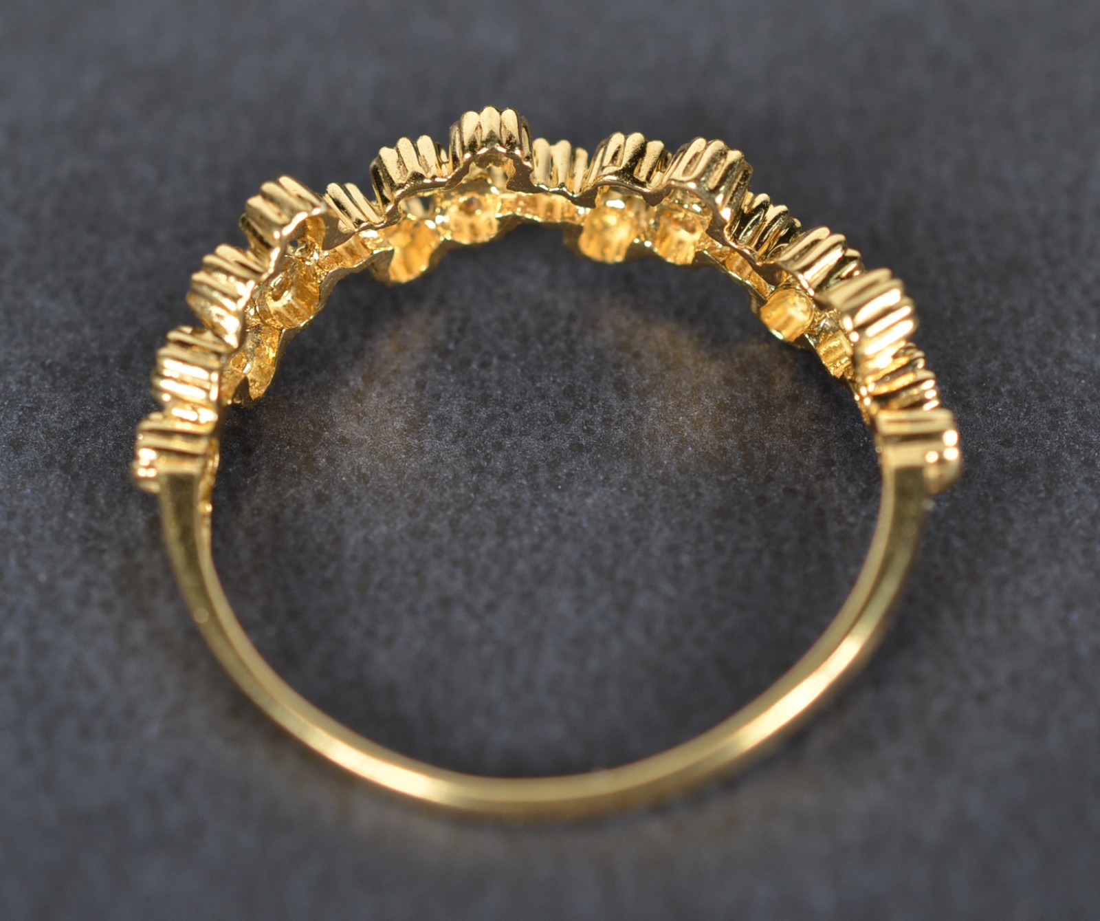 Anel de ouro 18k., contraste 750, na forma de roseira cravejada de... - foto 4 de 5