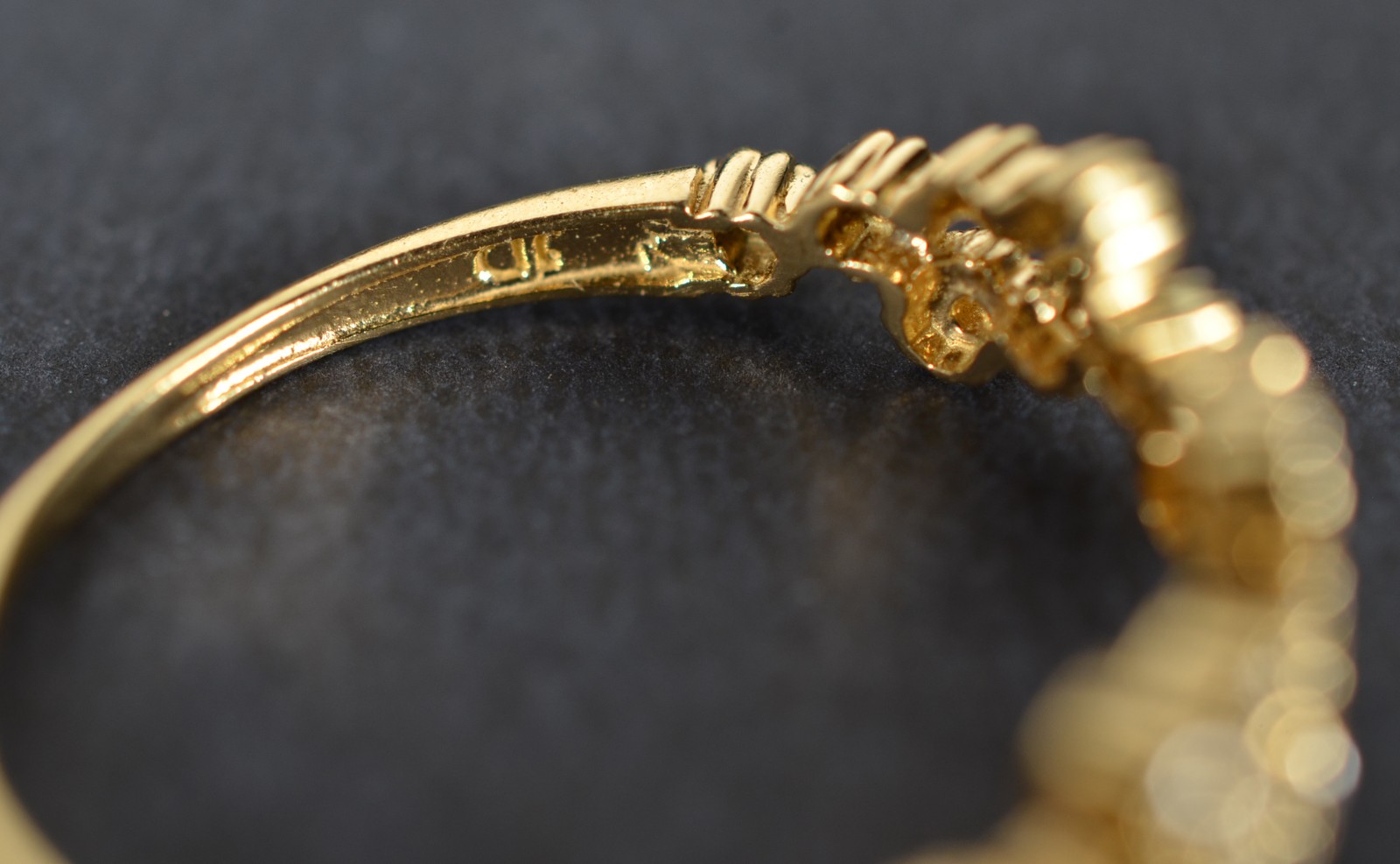 Anel de ouro 18k., contraste 750, na forma de roseira cravejada de... - foto 5 de 5