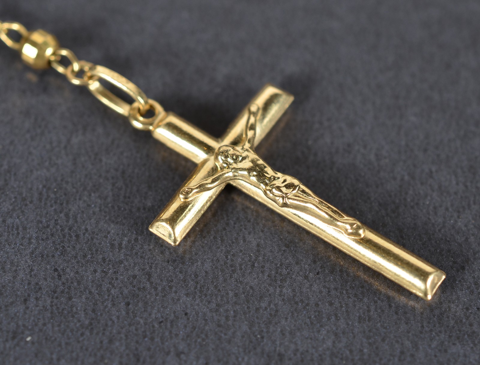 Terço de ouro 18k., contraste 750 com pingente de crucifixo. (Por... - foto 1 de 8
