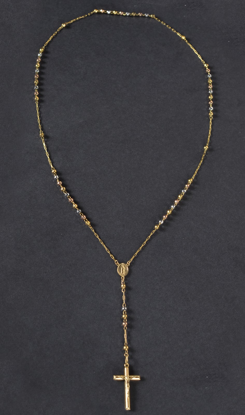 Terço de ouro 18k., contraste 750 com pingente de crucifixo. (Por... - foto 2 de 8
