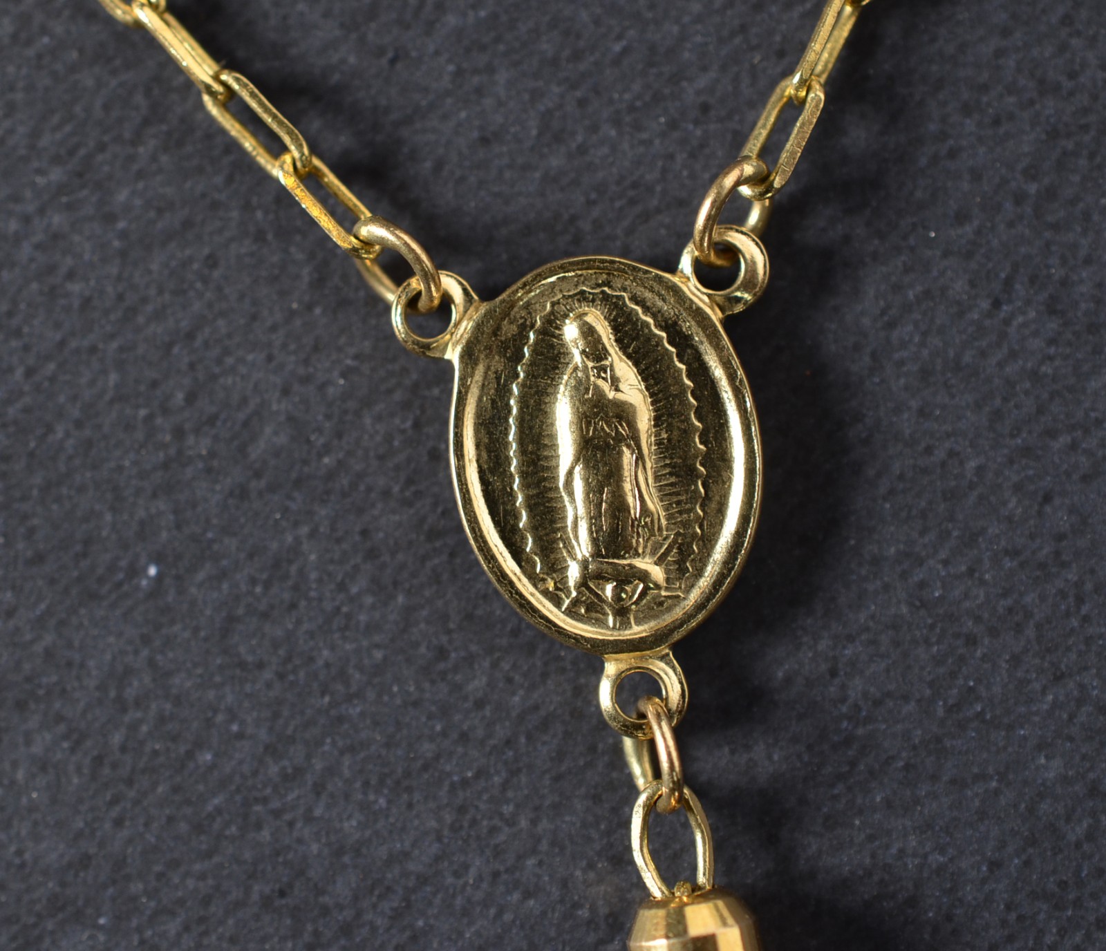 Terço de ouro 18k., contraste 750 com pingente de crucifixo. (Por... - foto 3 de 8