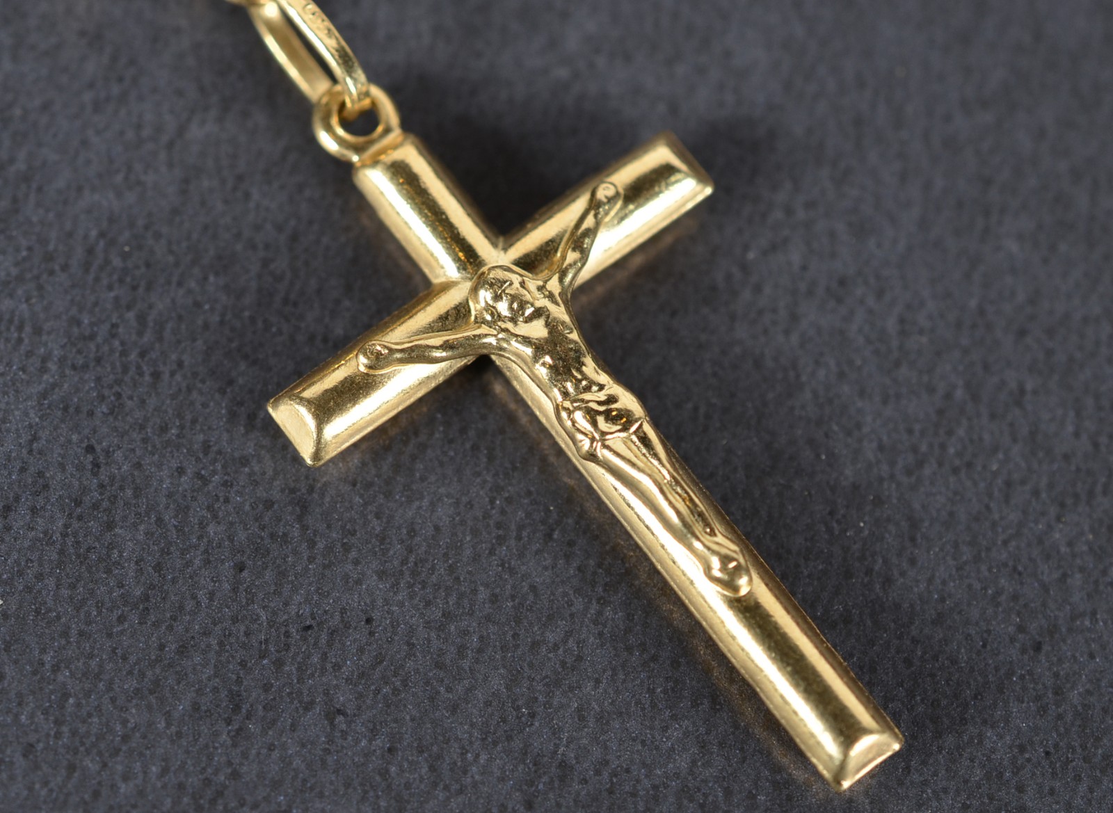 Terço de ouro 18k., contraste 750 com pingente de crucifixo. (Por... - foto 4 de 8
