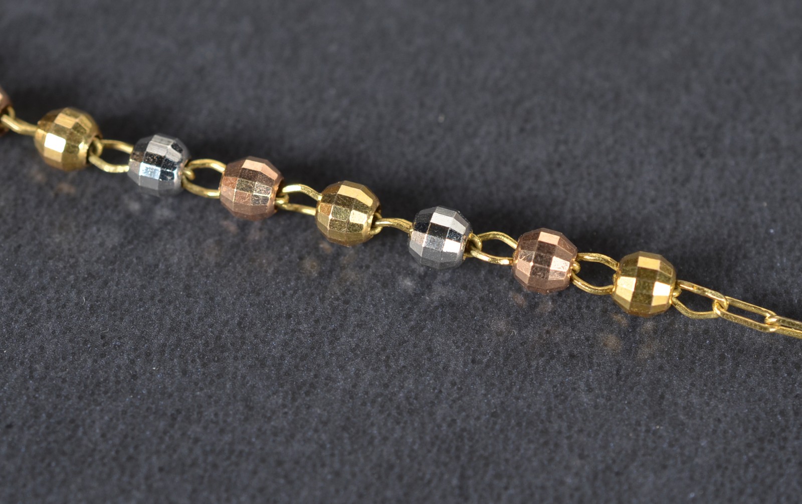 Terço de ouro 18k., contraste 750 com pingente de crucifixo. (Por... - foto 5 de 8