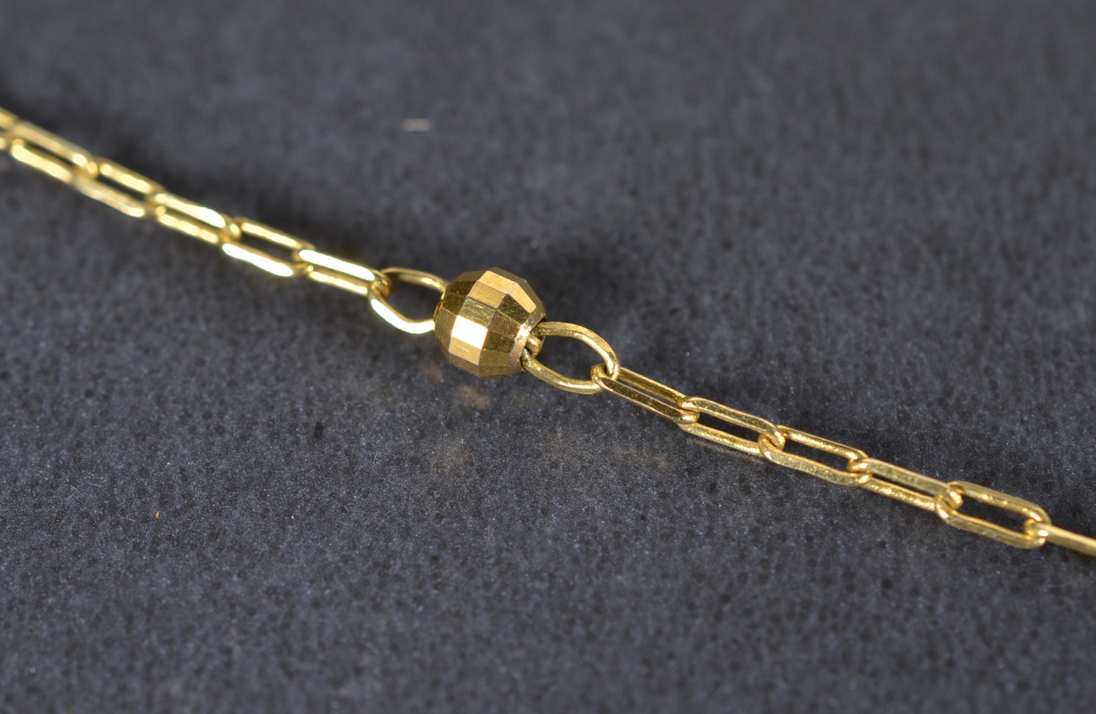 Terço de ouro 18k., contraste 750 com pingente de crucifixo. (Por... - foto 6 de 8