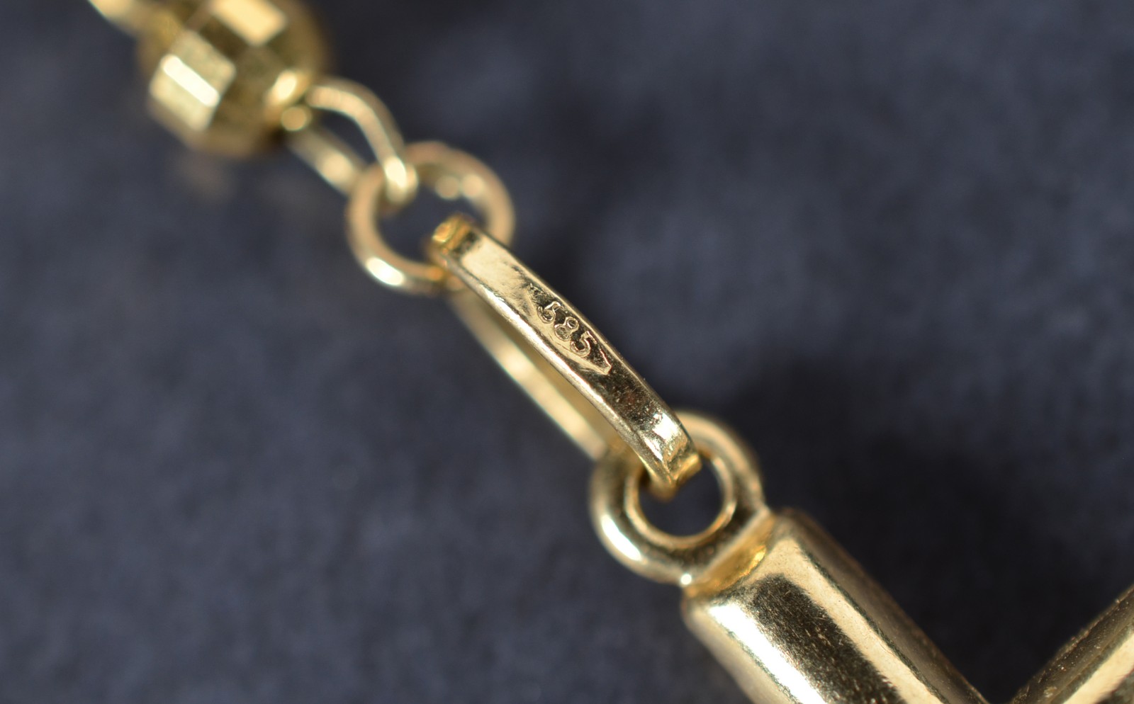 Terço de ouro 18k., contraste 750 com pingente de crucifixo. (Por... - foto 7 de 8