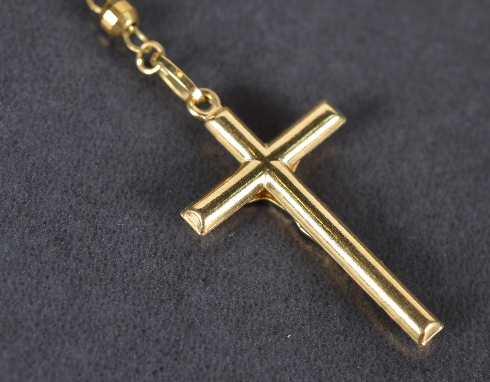 Terço de ouro 18k., contraste 750 com pingente de crucifixo. (Por... - foto 8 de 8