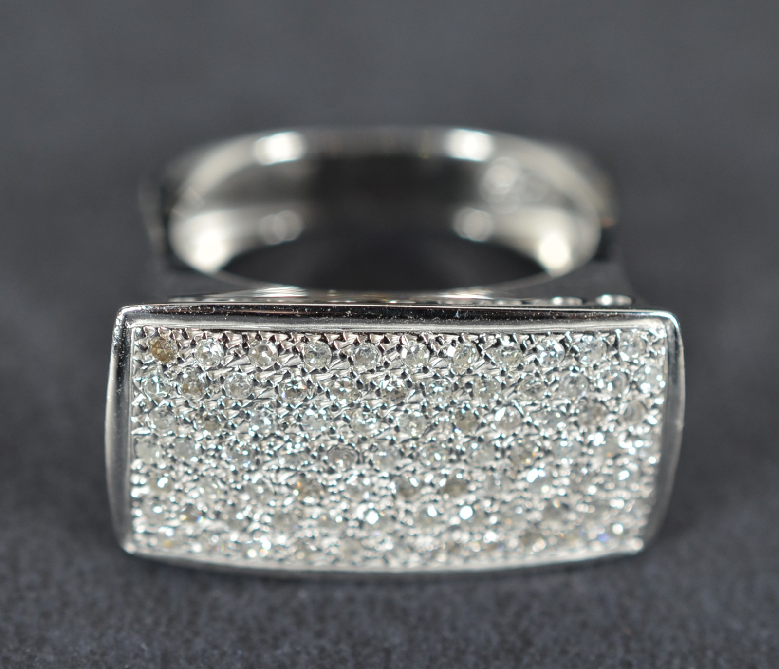 Anel de ouro branco, feitio quadrado com 60 brilhantes de 0,05 ct... - foto 1 de 5