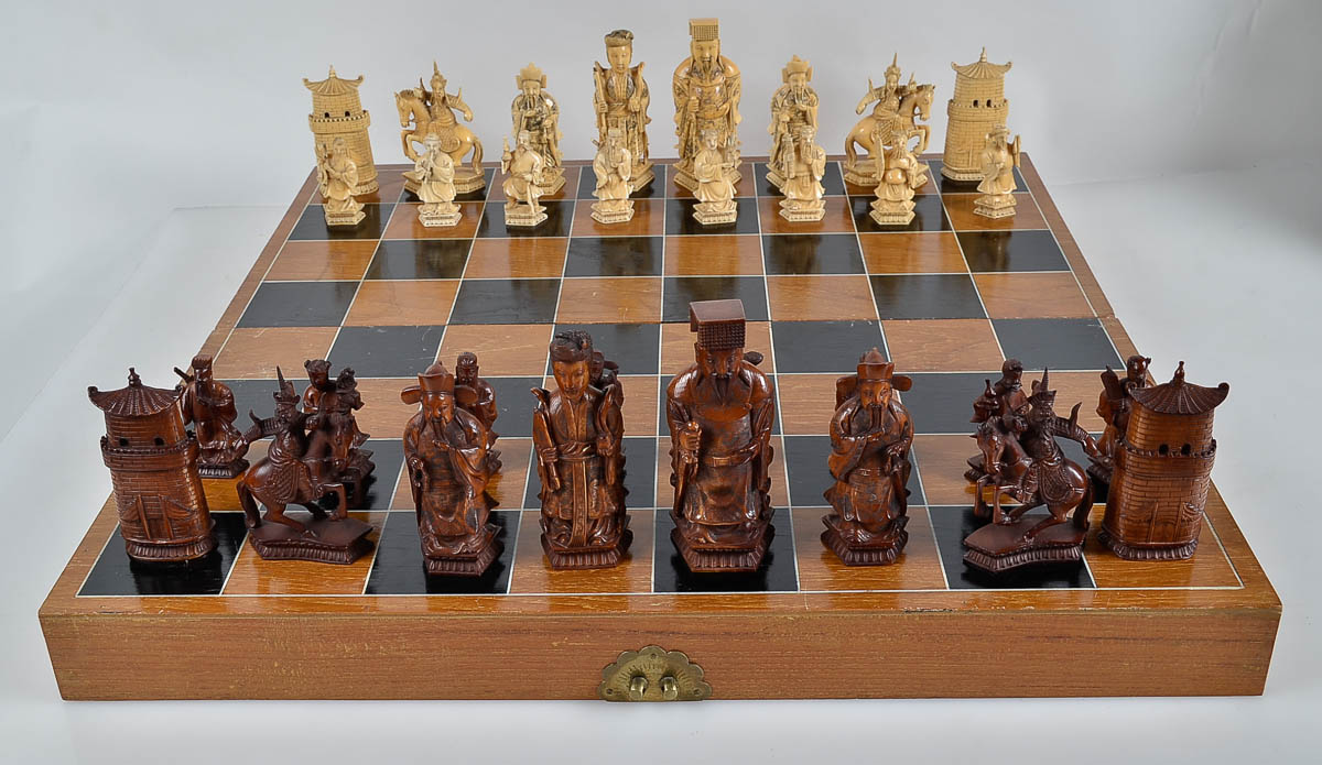 Jogo de Xadrez com 32 peças ricamente trabalhadas em marfim... - foto 2 de 2