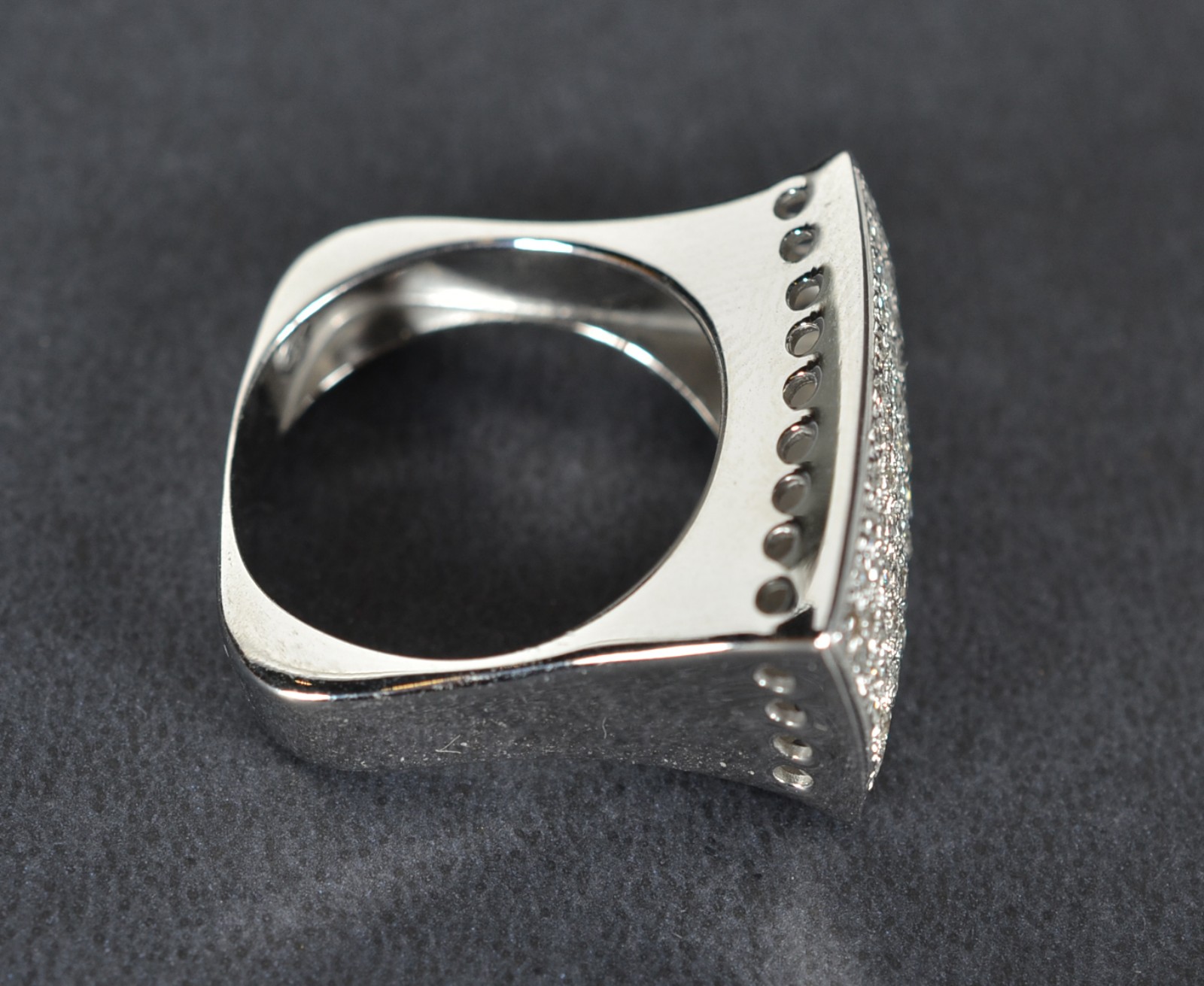 Anel de ouro branco, feitio quadrado com 60 brilhantes de 0,05 ct... - foto 2 de 5