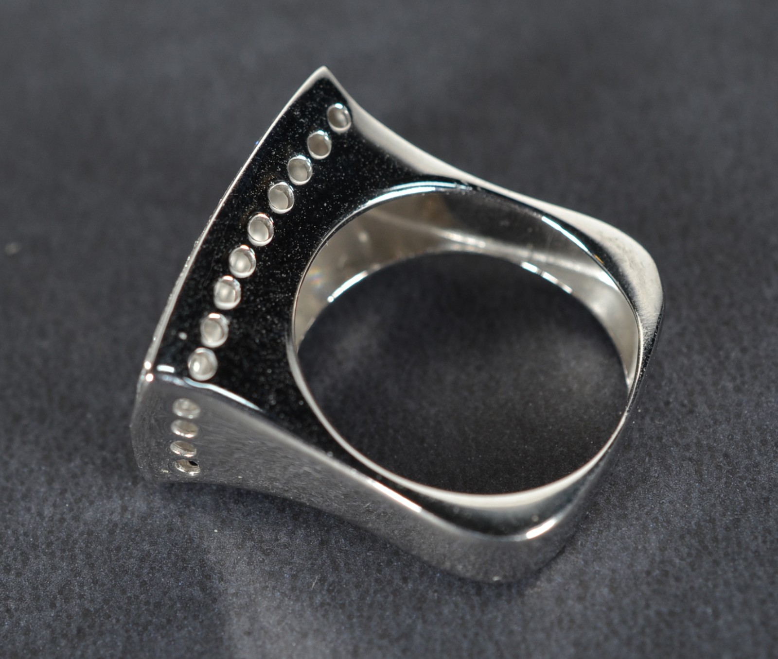 Anel de ouro branco, feitio quadrado com 60 brilhantes de 0,05 ct... - foto 3 de 5
