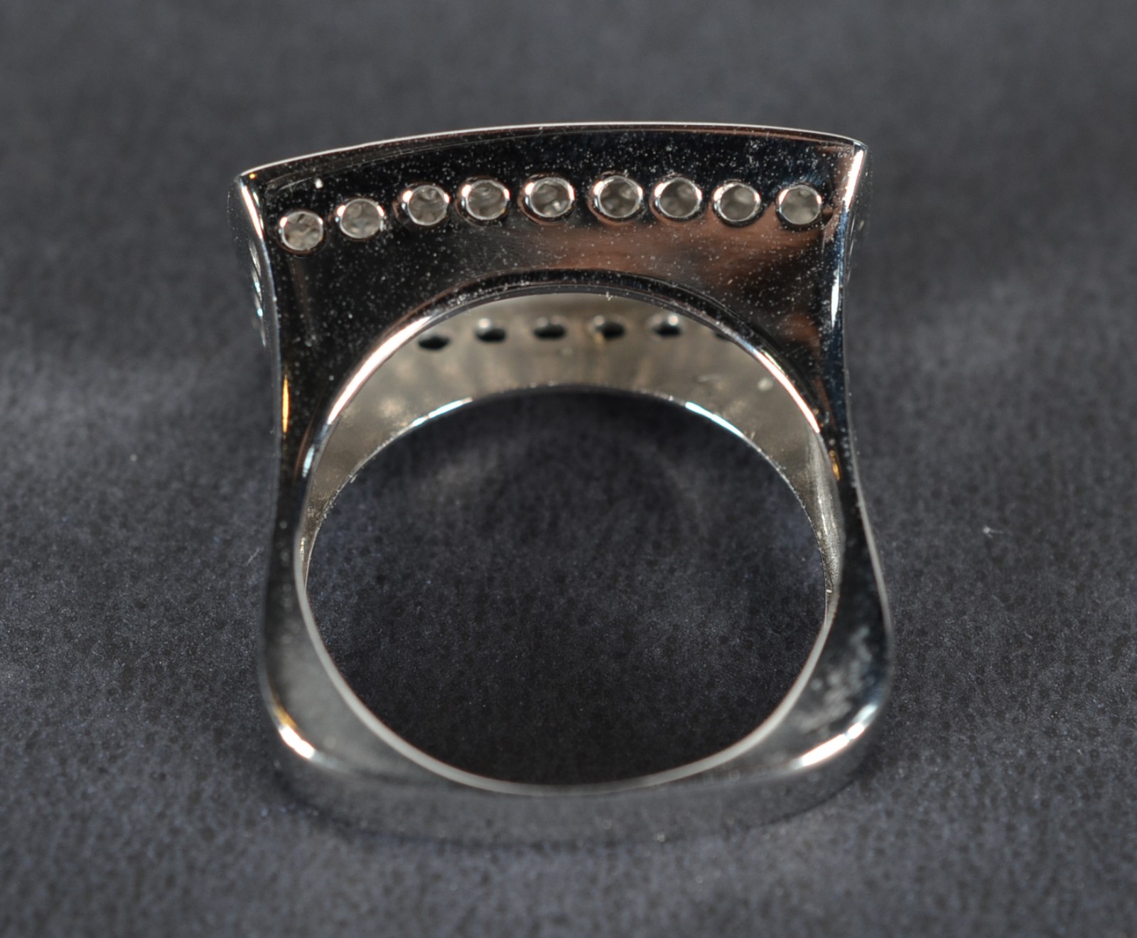 Anel de ouro branco, feitio quadrado com 60 brilhantes de 0,05 ct... - foto 4 de 5
