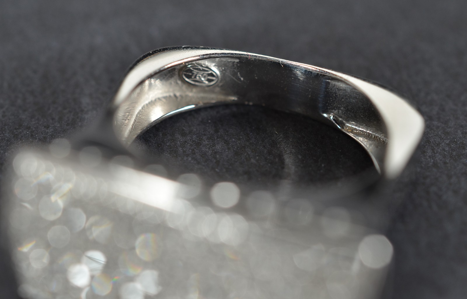Anel de ouro branco, feitio quadrado com 60 brilhantes de 0,05 ct... - foto 5 de 5