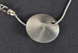 Gargantilha de ouro branco, modelo rabo de rato... - Gargantilha de ouro branco, modelo rabo de rato e pingente com um brilhante.  (Por motivos de segurança a peça não se encontra na loja)
