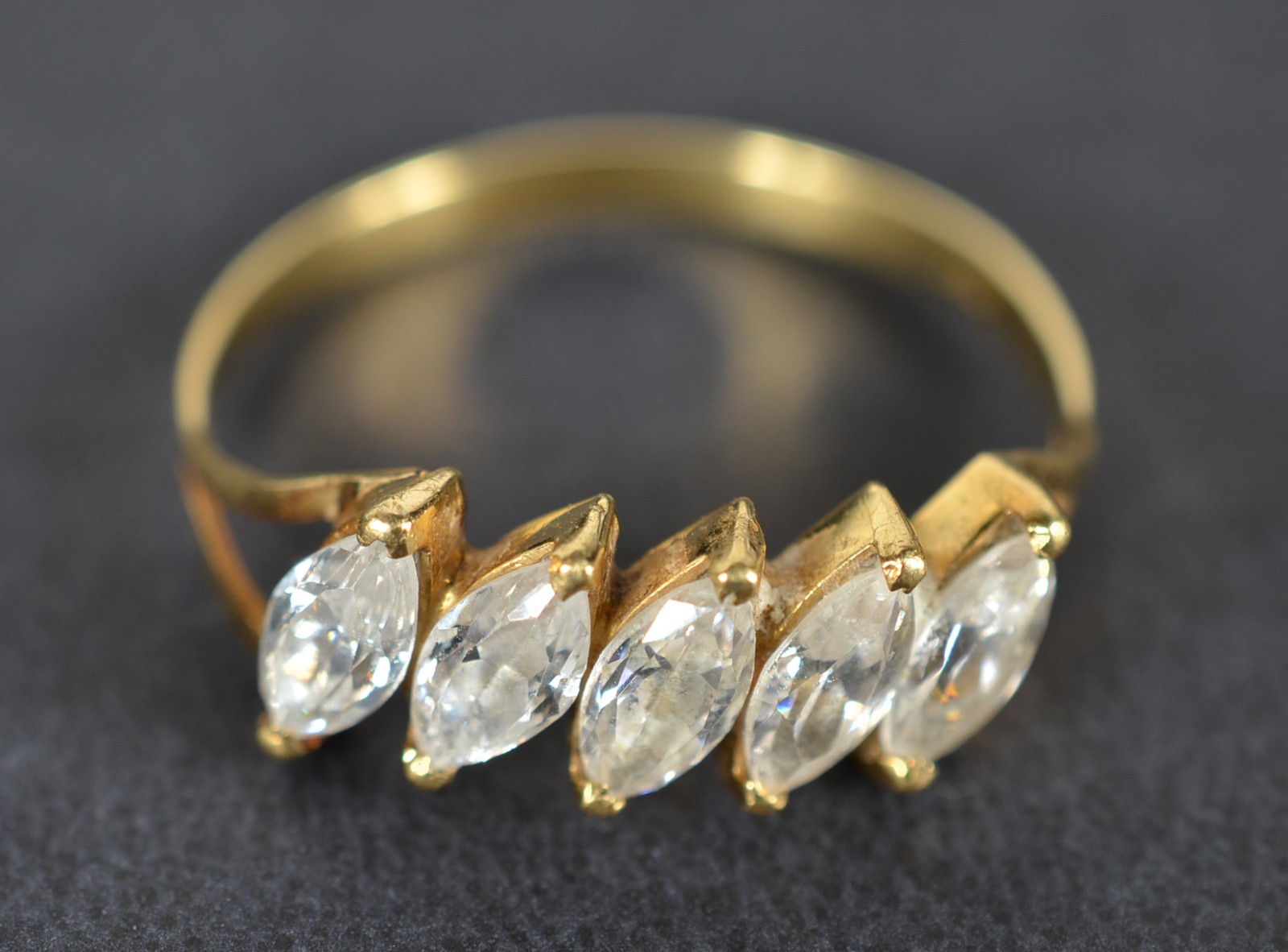 Anel de ouro 18k., contraste 750 com 5 safiras brancas navetes, aro... - foto 1 de 6