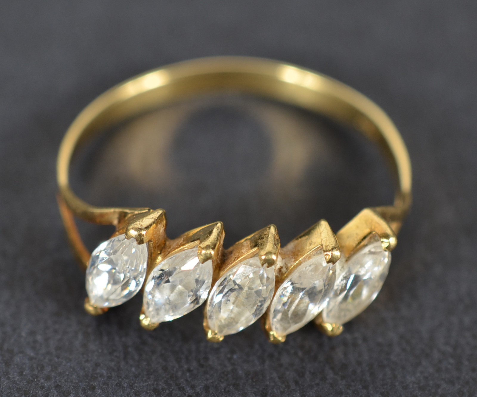 Anel de ouro 18k., contraste 750 com 5 safiras brancas navetes, aro... - foto 4 de 6