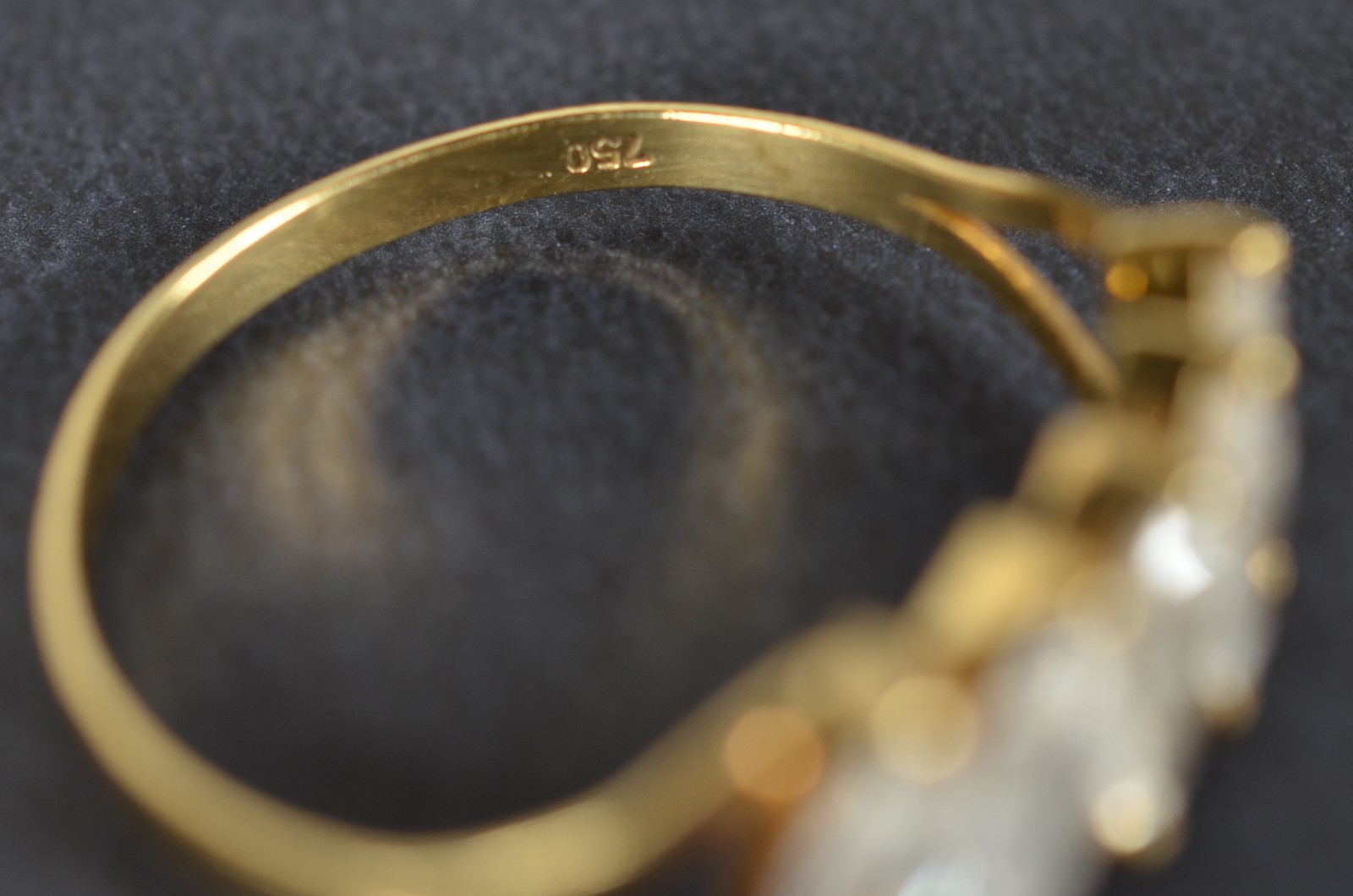Anel de ouro 18k., contraste 750 com 5 safiras brancas navetes, aro... - foto 6 de 6