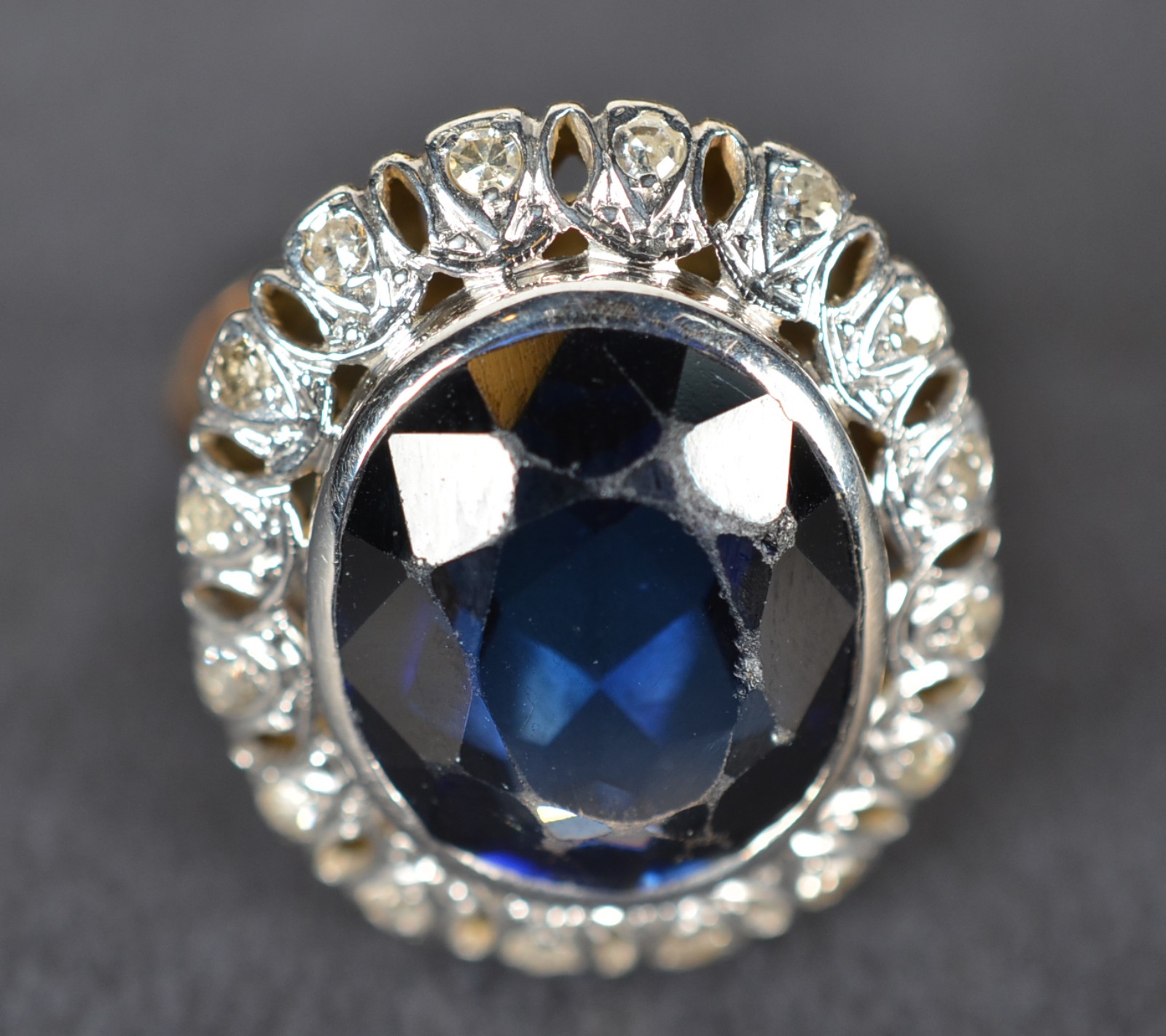 Anel Art Deco de ouro branco e ouro 18k. com brilhantes e pedra azul... - foto 1 de 5