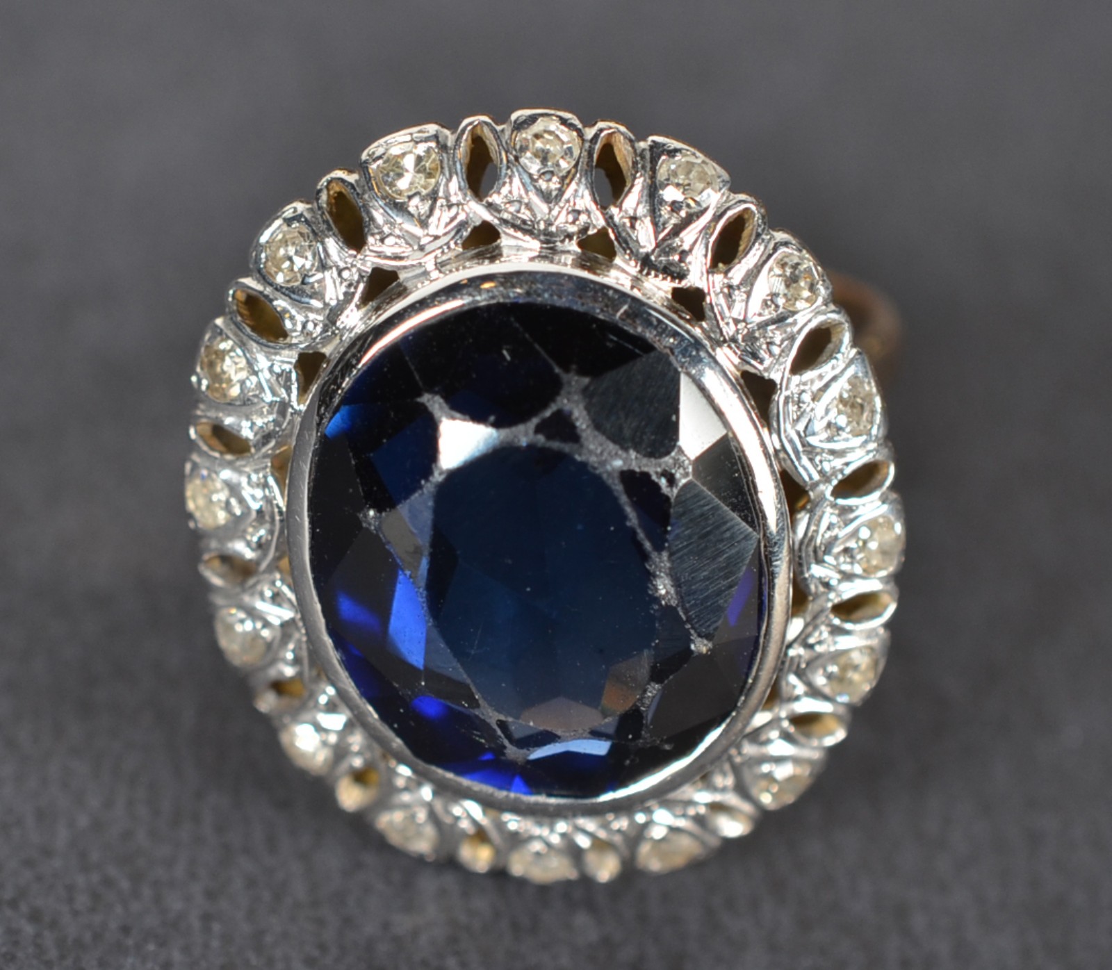 Anel Art Deco de ouro branco e ouro 18k. com brilhantes e pedra azul... - foto 2 de 5