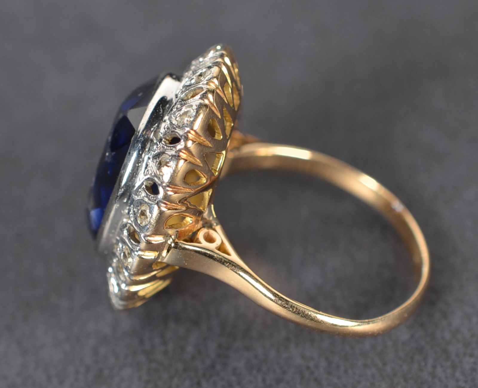 Anel Art Deco de ouro branco e ouro 18k. com brilhantes e pedra azul... - foto 3 de 5