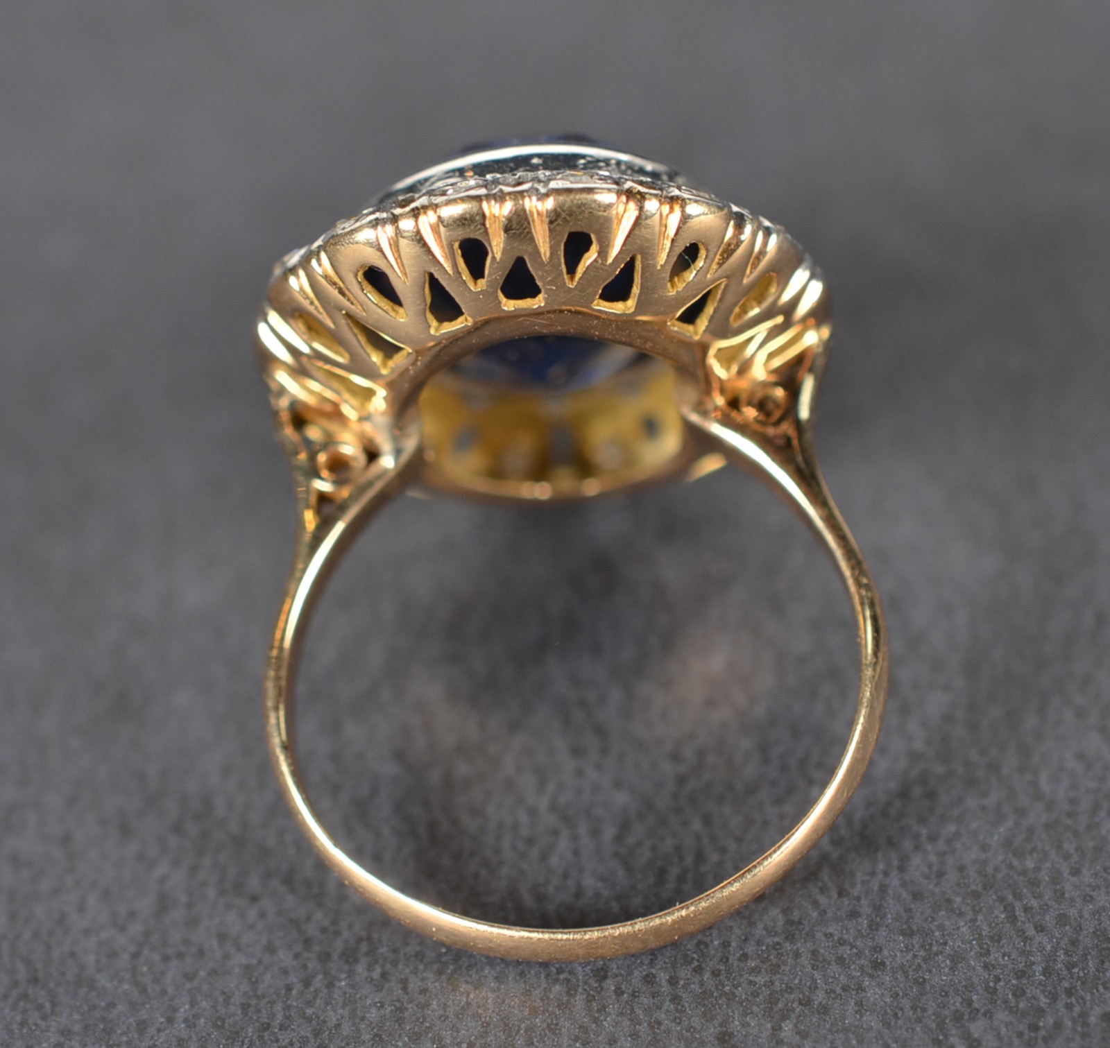 Anel Art Deco de ouro branco e ouro 18k. com brilhantes e pedra azul... - foto 4 de 5
