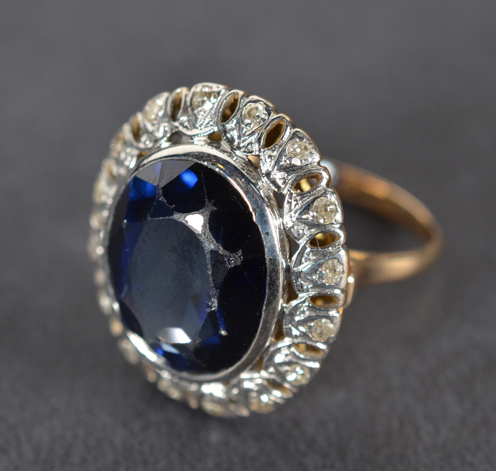 Anel Art Deco de ouro branco e ouro 18k. com brilhantes e pedra azul... - foto 5 de 5