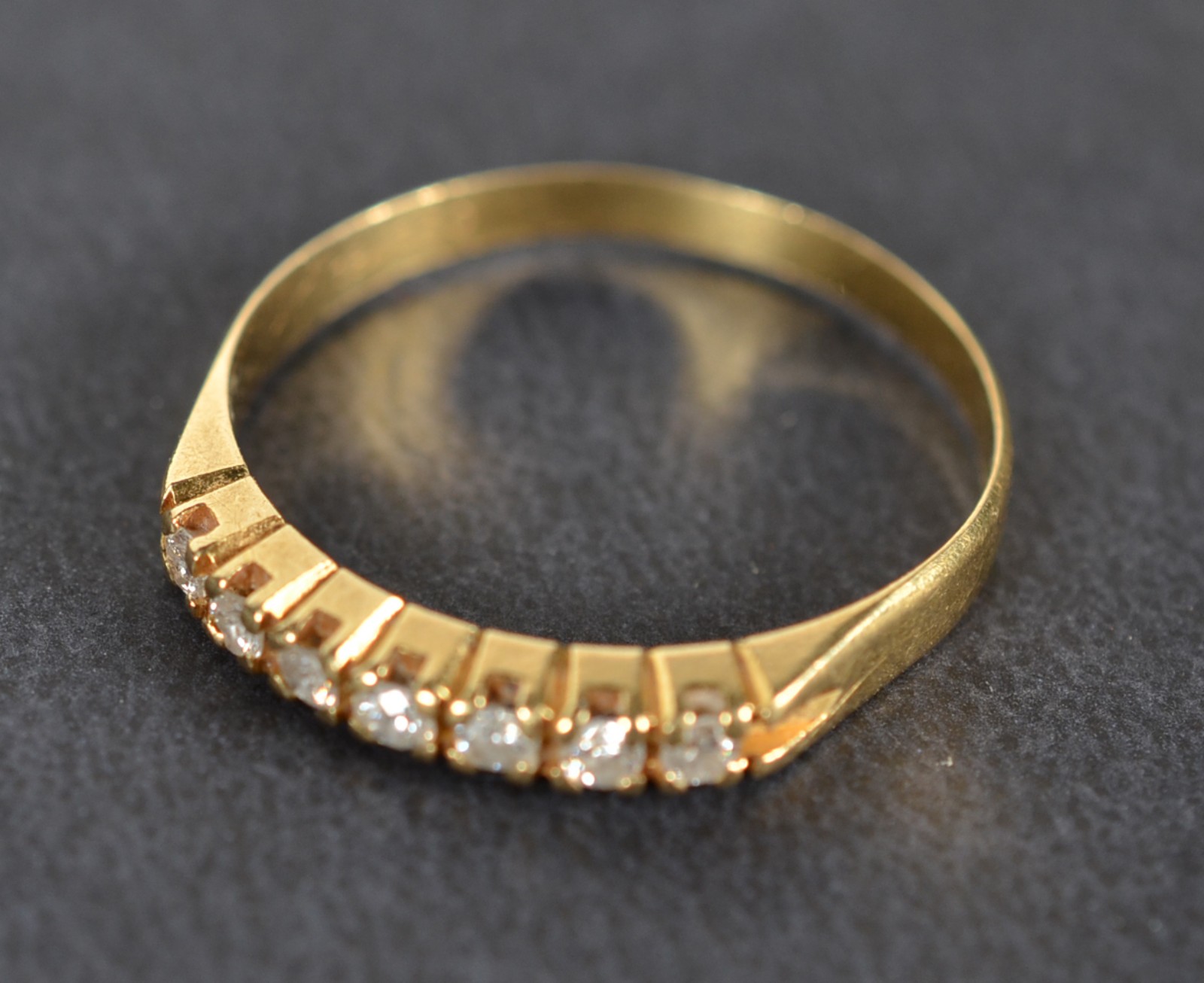 Meia aliança de ouro 18k., contraste 750 cravejado com 7 brilhantes... - foto 1 de 5