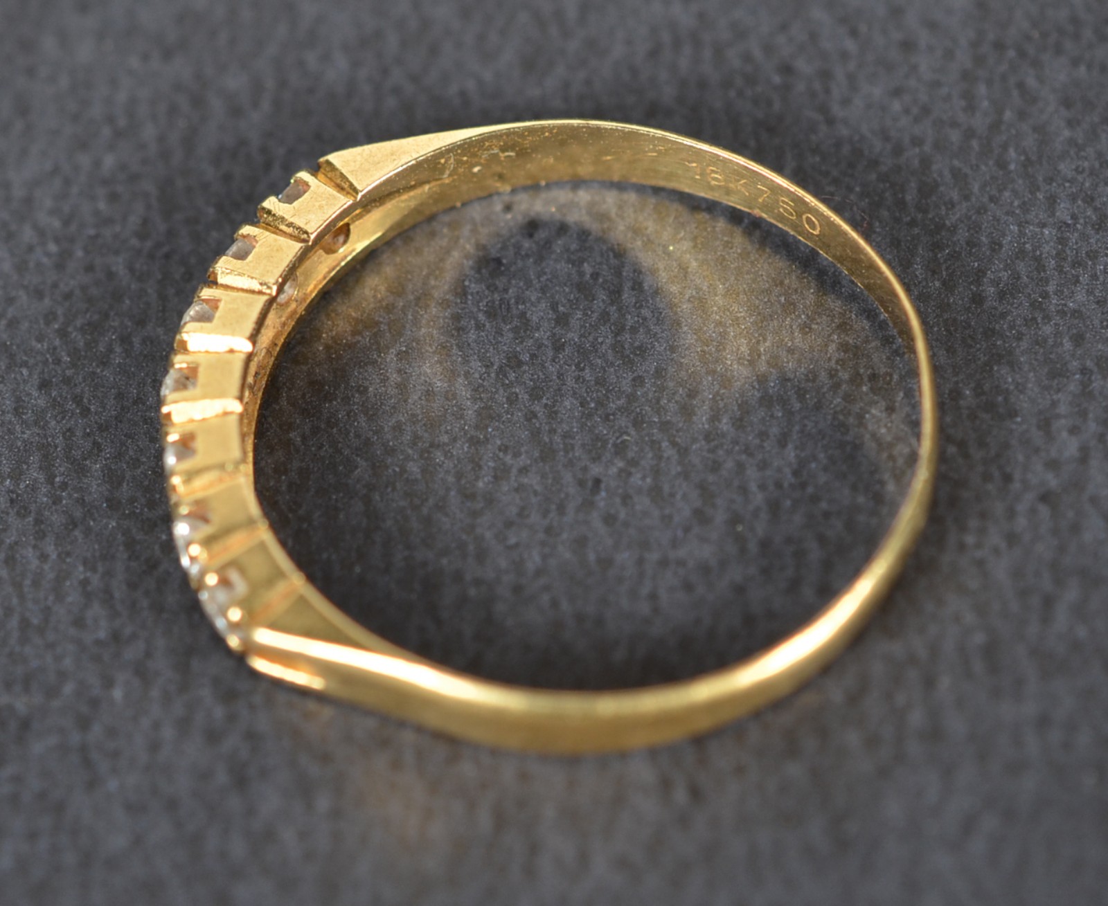 Meia aliança de ouro 18k., contraste 750 cravejado com 7 brilhantes... - foto 2 de 5
